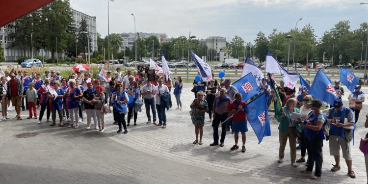 30.07.2022. Kielce. Świętokrzyski Urząd Wojewódzki. Pikieta OPZZ / Fot. Kamil Król - Radio Kielce