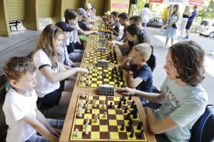 21.07.2022. Kielce. Park Miejski. Wakacyjna Szkoła Szachowa Radia Kielce / Fot. Jarosław Kublaski - Radio Kielce