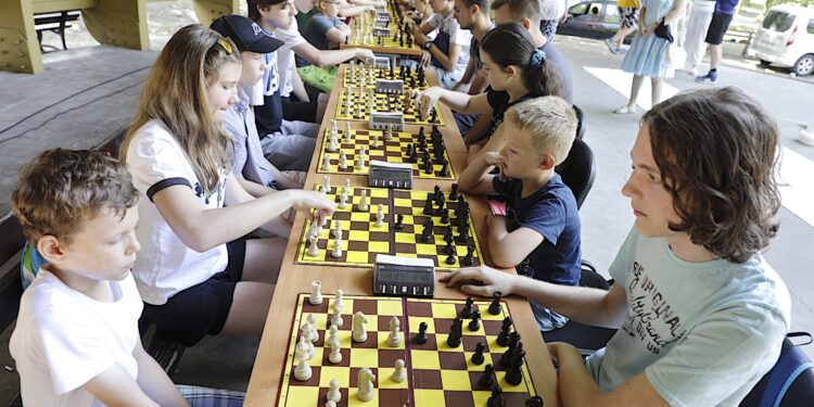 21.07.2022. Kielce. Park Miejski. Wakacyjna Szkoła Szachowa Radia Kielce / Fot. Jarosław Kublaski - Radio Kielce