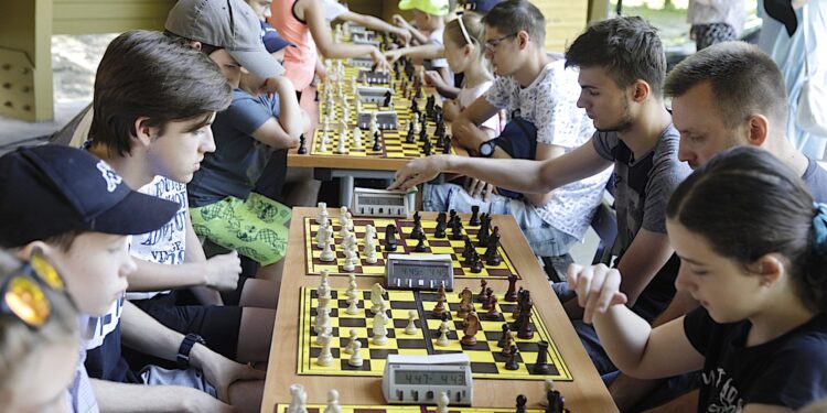 21.07.2022. Kielce. Park Miejski. Wakacyjna Szkoła Szachowa Radia Kielce / Fot. Jarosław Kublaski - Radio Kielce