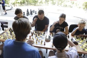 21.07.2022. Kielce. Park Miejski. Wakacyjna Szkoła Szachowa Radia Kielce / Fot. Jarosław Kublaski - Radio Kielce