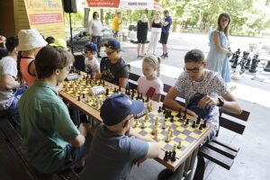 21.07.2022. Kielce. Park Miejski. Wakacyjna Szkoła Szachowa Radia Kielce / Fot. Jarosław Kublaski - Radio Kielce