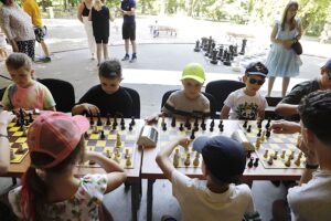 21.07.2022. Kielce. Park Miejski. Wakacyjna Szkoła Szachowa Radia Kielce / Fot. Jarosław Kublaski - Radio Kielce