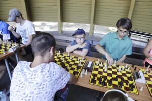 21.07.2022. Kielce. Park Miejski. Wakacyjna Szkoła Szachowa Radia Kielce / Fot. Jarosław Kublaski - Radio Kielce