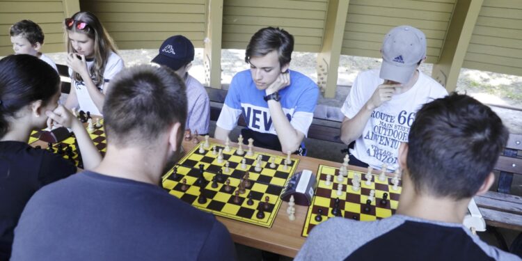 21.07.2022. Kielce. Park Miejski. Wakacyjna Szkoła Szachowa Radia Kielce / Fot. Jarosław Kublaski - Radio Kielce