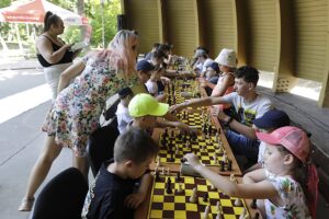 21.07.2022. Kielce. Park Miejski. Wakacyjna Szkoła Szachowa Radia Kielce / Fot. Jarosław Kublaski - Radio Kielce