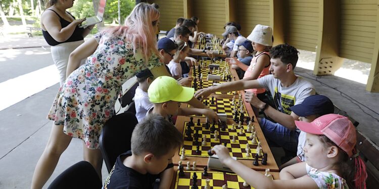 21.07.2022. Kielce. Park Miejski. Wakacyjna Szkoła Szachowa Radia Kielce / Fot. Jarosław Kublaski - Radio Kielce