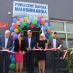 01.07.2022. Busko-Zdrój. Otwarcie pierwszego publicznego żłobka w gminie. Na zdjęciu (od lewej): Waldemar Sikora - burmistrz Buska, Agnieszka Rady – dyrektor placówki, przewodniczący rady miejskiej Robert Burchan, Katarzyna Kubicka - dyrektor Departamentu Wdrażania Europejskiego Funduszu Społecznego Urzędu Marszałkowskiego w Kielcach, Michał Maroński - zastępca burmistrza / Fot. Marta Gajda-Kruk - Radio Kielce