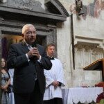 03.07.2022. Wiślica. Pożegnanie ks. proboszcza Wiesława Stępnia. Na zdjęciu (przemawia): poseł Krzysztof Lipiec / Fot. Marta Gajda-Kruk