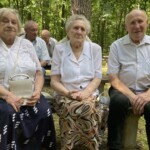 04.07.2022. Bór Kunowski. Uroczystości upamiętniające brutalną pacyfikację wsi Bór Kunowski. Na zdjęciu (od lewej): Danuta Klepacz, Stanisława Pszonak i Aleksander Klepacz - ocaleli z pacyfikacji / Fot. Anna Głąb - Radio Kielce