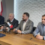 08.07.2022. Starachowice. Podpisanie umowy na prawo do dysponowania nieruchomościami na terenie SSE Starachowice. Na zdjęciu (od lewej): Marcin Perz - prezes Specjalnej Strefy Ekonomicznej Starachowice, poseł Krzysztof Lipiec - pełnomocnik okręgu kieleckiego PiS, Marek Materek - prezydent Starachowic i Piotr Ambroszczyk - starosta starachowicki / Fot. Anna Głąb - Radio Kielce