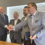 08.07.2022. Starachowice. Podpisanie umowy na prawo do dysponowania nieruchomościami na terenie SSE Starachowice. Na zdjęciu (od lewej): Marcin Perz - prezes Specjalnej Strefy Ekonomicznej Starachowice, poseł Krzysztof Lipiec - pełnomocnik okręgu kieleckiego PiS, Marek Materek - prezydent Starachowic i Piotr Ambroszczyk - starosta starachowicki / Fot. Anna Głąb - Radio Kielce