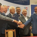 13.07.2022 Iwaniska, Podpisanie umowy na remont drogi wojewódzkiej. Na zdjęciu (od lewej): Tomasz Jamka - członek zarządu województwa, marszałek Andrzej Bętkowski, senator Jarosław Rusiecki, Jerzy Wrona - dyrektor Zarządu Dróg Wojewódzkich, burmistrz Iwanisk Marek Staniek, poseł Krzysztof Lipiec, wykonawca prac Norbert Wnuk / Fot. Anna Głąb - Radio Kielce