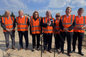 14.07.2022. Wąchock. Rozpoczęcie budowy obwodnicy Starachowic. Na zdjęciu (od lewej): Jerzy Wrona - dyrektor Świętokrzyskiego Zarządu Dróg, Andrzej Bętkowski - marszałek województwa świętokrzyskiego, Agata Wojtyszek - pełnomocnik północnego okręgu PiS w regionie, Krzysztof Lipiec - pełnomocnik kieleckiego okręgu PiS, Danuta Krępa - radna powiatu starachowickiego, Jarosław Rusiecki - senator PiS i Andrzej Pruś - przewodniczący Sejmiku Województwa Świętokrzyskiego / Fot. Anna Głąb - Radio Kielce