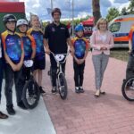 Rowerowe harce w Skarżysku - Radio Kielce 17.07.2022. Skarżysko-Kamienna. Mistrzostwa Polski Pumptrack. Na zdjęciu (druga z prawej): Anna Krupka - wiceminister sportu i turystyki, (z lewej): Andrzej Domin - prezes Świętokrzyskiego Związku Kolarskiego, (w środku): Filip Skowron - trener BMX Freestyle / Fot. Anna Głąb - Radio Kielce