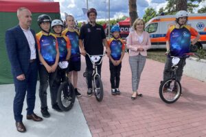 17.07.2022. Skarżysko-Kamienna. Mistrzostwa Polski Pumptrack. Na zdjęciu (druga z prawej): Anna Krupka - wiceminister sportu i turystyki, (z lewej): Andrzej Domin - prezes Świętokrzyskiego Związku Kolarskiego, (w środku): Filip Skowron - trener BMX Freestyle / Fot. Anna Głąb - Radio Kielce