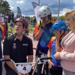 Rowerowe harce w Skarżysku - Radio Kielce 17.07.2022. Skarżysko-Kamienna. Mistrzostwa Polski Pumptrack. Na zdjęciu (z prawej): Anna Krupka - wiceminister sportu i turystyki, (drugi z lewej): Filip Skowron - trener BMX Freestyle/ Fot. Anna Głąb - Radio Kielce