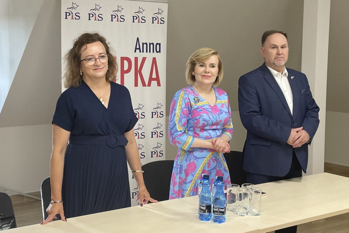 17.07.2022. Opatów. Spotkanie parlamentarzystów PiS z mieszkańcami. Na zdjęciu (od lewej): poseł Agata Wojtyszek, wiceminister Anna Krupka, poseł Marek Kwitek. / Fot. Anna Głąb - Radio Kielce