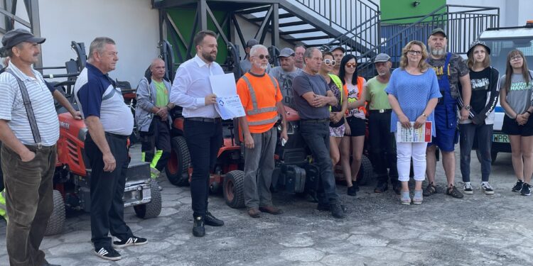 20.07.2022. Starachowice. Prezentacja pracowników i sprzętu spółdzielni socjalnej Starachowiczanka / Fot. Anna Głąb - Radio Kielce