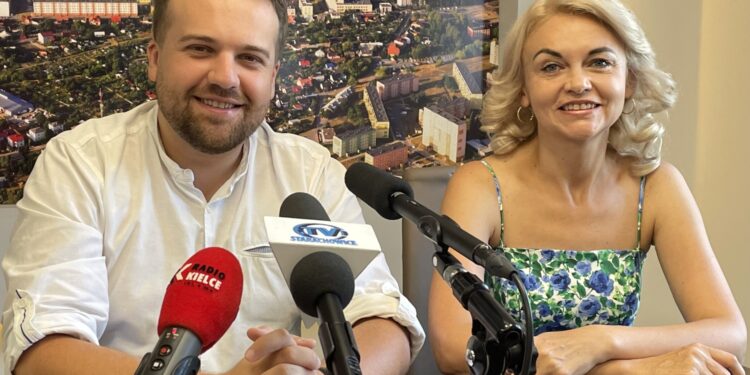 21.07.2022. Starachowice. Na zdjęciu: Marek Materek - prezydent Starachowic i Inna Mekheda - asystent międzykulturowy / Fot. Anna Głąb - Radio Kielce