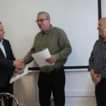 14.07.2022. Pińczów. Podpisanie umowy na dokończenie budowy dworca autobusowego w Pińczowie. Na zdjęciu (od lewej): burmistrz Włodzimierz Badurak, Dariusz Musiał ze Spółdzielni Rzemieślniczej z Buska-Zdroju, Leszek Skórski - zastępca prezesa Spółdzielni Rzemieślniczej z Buska-Zdroju / Fot. Marta Gajda-Kruk - Radio Kielce