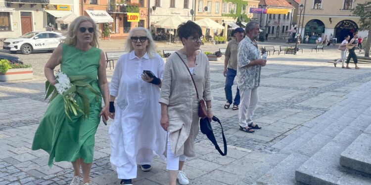 01.07.2022. Sandomierz. Bicie rekordu Polski w śpiewaniu piosenki literackiej. Na zdjęciu (od lewej): Katarzyna Kubacka- Seweryn - organizatorka Festiwalu Filmów i Spotkań Niezwykłych, Magda Umer / Fot. Grażyna Szlęzak - Radio Kielce