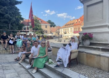 01.07.2022. Sandomierz. Bicie rekordu Polski w śpiewaniu piosenki literackiej. Na zdjęciu (z prawej): Magda Umer / Fot. Grażyna Szlęzak - Radio Kielce