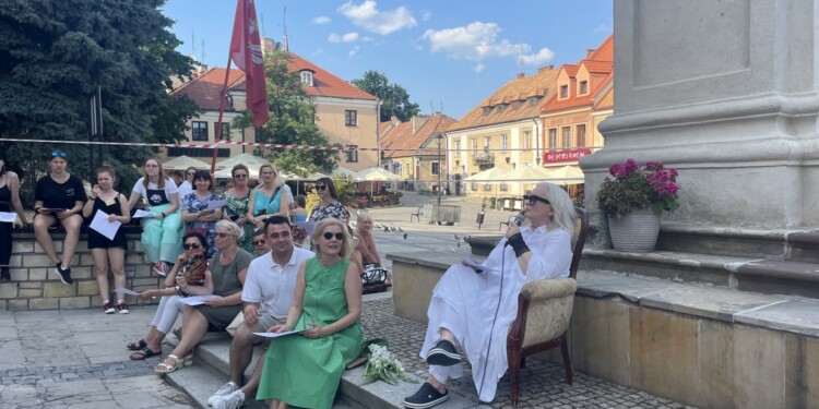 01.07.2022. Sandomierz. Bicie rekordu Polski w śpiewaniu piosenki literackiej. Na zdjęciu (z prawej): Magda Umer / Fot. Grażyna Szlęzak - Radio Kielce