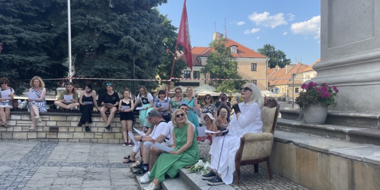 01.07.2022. Sandomierz. Bicie rekordu Polski w śpiewaniu piosenki literackiej. Na zdjęciu (z prawej): Magda Umer / Fot. Grażyna Szlęzak - Radio Kielce