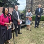 02.07.2022. Sandomierz. Inauguracja IV Festiwalu Muzyki Klasycznej „Ucho Igielne”. Na zdjęciu (od lewej): Magdalena Kusztal - organizatorka i pomysłodawczyni festiwalu, Maciej Kusztal - Fundacja im. Edwarda Kusztala, Urszula Stępień - kustosz Muzeum Diecezjalnego w Sandomierzu i ks. Andrzej Rusak - dyrektor Muzeum Diecezjalnego w Sandomierzu / Fot. Grażyna Szlęzak - Radio Kielce