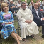02.07.2022. Sandomierz. Inauguracja IV Festiwalu Muzyki Klasycznej „Ucho Igielne”. Na zdjęciu (od lewej): Anna Krupka - wiceminister sportu i turystyki, o. Marcin Lisak - przeor klasztoru Ojców Dominikanów w Sandomierzu i Paweł Niedźwiedź - wicestarosta sandomierski / Fot. Grażyna Szlęzak - Radio Kielce