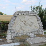 20.07.2022. Czarkowy. Zbiorowa mogiła 44 żołnierzy 11. Pułku Piechoty z Tarnowskich Gór poległych 8 września 1939 r. w bitwie pod pobliskimi Ksanami, / Fot. Marta Gajda-Kruk - Radio Kielce