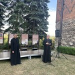 04.07.2022. Sandomierz. Otwarcie ekspozycji obrazów Jana Czapskiego. Na zdjęciu (od lewej): ks. Andrzej Rusak - dyrektor Muzeum Diecezjalnego w Sandomierzu, biskup sandomierski Krzysztof Nitkiewicz / Fot. Grażyna Szlęzak - Radio Kielce