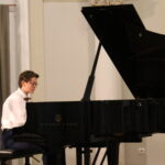 Muzyka Chopina ponownie rozbrzmiewa w Busku-Zdroju - Radio Kielce 19.07.2022. Busko-Zdrój. Rozpoczął się XXVII Międzynarodowy Festiwal „Lato z Chopinem” imienia Barbary Hesse-Bukowskiej. Na zdjęciu gra pianista z Norwegii, Samuel Sabbah / Fot. Marta Gajda-Kruk - Radio Kielce