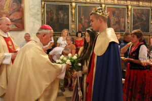 23.07.2022. Nowy Korczyn. Kingonalia. Msza św. w sanktuarium św. Kingi. Na zdjęciu (z lewej): Jan Piotrowski - biskup kielecki / Fot. Marta Gajda-Kruk - Radio Kielce