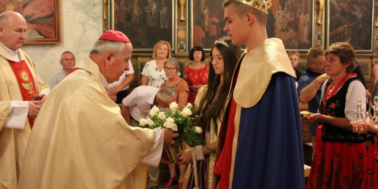 23.07.2022. Nowy Korczyn. Kingonalia. Msza św. w sanktuarium św. Kingi. Na zdjęciu (z lewej): Jan Piotrowski - biskup kielecki / Fot. Marta Gajda-Kruk - Radio Kielce