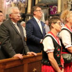 23.07.2022. Nowy Korczyn. Kingonalia. Msza św. w sanktuarium św. Kingi. Na zdjęciu (od lewej): poseł Krzysztof Lipiec, Paweł Zagaja - burmistrz Nowego Korczyna / Fot. Marta Gajda-Kruk - Radio Kielce