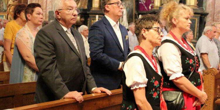 23.07.2022. Nowy Korczyn. Kingonalia. Msza św. w sanktuarium św. Kingi. Na zdjęciu (od lewej): poseł Krzysztof Lipiec, Paweł Zagaja - burmistrz Nowego Korczyna / Fot. Marta Gajda-Kruk - Radio Kielce