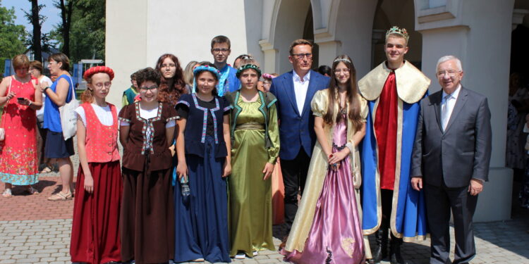 23.07.2022. Nowy Korczyn. Kingonalia. Na zdjęciu (w środku): Paweł Zagaja - burmistrz Nowego Korczyna; (z lewej): poseł Krzysztof Lipiec / Fot. Marta Gajda-Kruk - Radio Kielce