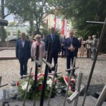 11.07.2022. Sandomierz. Obchody 79. rocznicy rzezi wołyńskiej. Na zdjęciu: delegacja władz powiatu sandomierskiego od lewej: członkowie zarządu Ryszard Nagórny, Grażyna Szklarska, wicestarosta Paweł Niedźwiedź, przewodniczący Rady Powiatu Sandomierskiego Tomasz Huk / Fot. Grażyna Szlęzak - Radio Kielce
