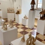 17.07.2022. Sandomierz. Wystawa rzeźby ludowej regionalnego artysty Jana Puka / Fot. Grażyna Szlęzak - Radio Kielce