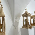 17.07.2022. Sandomierz. Wystawa rzeźby ludowej regionalnego artysty Jana Puka / Fot. Grażyna Szlęzak - Radio Kielce