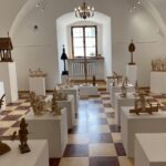 17.07.2022. Sandomierz. Wystawa rzeźby ludowej regionalnego artysty Jana Puka / Fot. Grażyna Szlęzak - Radio Kielce