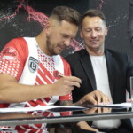 12.07.2022. Kielce Podpisanie umowy z Andrzejem Wawrzykiem, z nowym zawodnikiem KKB RUSHH Kielce. Na zdjęciu (od lewej): Andrzej Wawrzyk, Piotr Dulnik - prezes Suzuki Motor Poland / Fot. Wiktor Taszłow - Radio Kielce