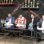 12.07.2022. Kielce Podpisanie umowy z Andrzejem Wawrzykiem, z nowym zawodnikiem KKB RUSHH Kielce. Na zdjęciu (od lewej): Zbigniew Raubo – trener, Jarosław Chrobociński – prezes Heroes Boxing Promotions, Andrzej Wawrzyk, Grzegorz Nowaczek – prezes KKB RUSHH Kielce, Piotr Dulnik – prezes Suzuki Motor Poland/ Fot. Wiktor Taszłow - Radio Kielce