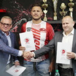 12.07.2022. Kielce Podpisanie umowy z Andrzejem Wawrzykiem, z nowym zawodnikiem KKB RUSHH Kielce. Na zdjęciu (od lewej): Jarosław Chrobociński – prezes Heroes Boxing Promotions, Andrzej Wawrzyk, Grzegorz Nowaczek – prezes KKB RUSHH Kielce, Suzuki Motor Poland/ Fot. Wiktor Taszłow - Radio Kielce
