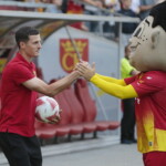 13.07.2022 Kielce. Prezentacja Korony Kielce. Na zdjęciu (z lewej): Jewgienij Szykawka / Fot. Wiktor Taszłow - Radio Kielce