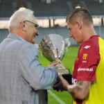 13.07.2022 Kielce. Prezentacja Korony Kielce. Na zdjęciu (od lewej): Mirosław Malinowski - prezes ŚZPN, Jacek Kiełb - Korona Kielce / Fot. Wiktor Taszłow - Radio Kielce