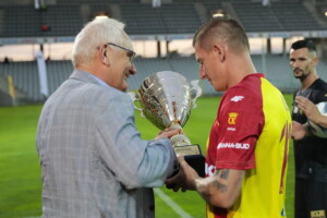 13.07.2022 Kielce. Prezentacja Korony Kielce. Na zdjęciu (od lewej): Mirosław Malinowski - prezes ŚZPN, Jacek Kiełb - Korona Kielce / Fot. Wiktor Taszłow - Radio Kielce