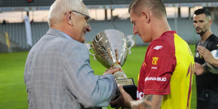 13.07.2022 Kielce. Prezentacja Korony Kielce. Na zdjęciu (od lewej): Mirosław Malinowski - prezes ŚZPN, Jacek Kiełb - Korona Kielce / Fot. Wiktor Taszłow - Radio Kielce